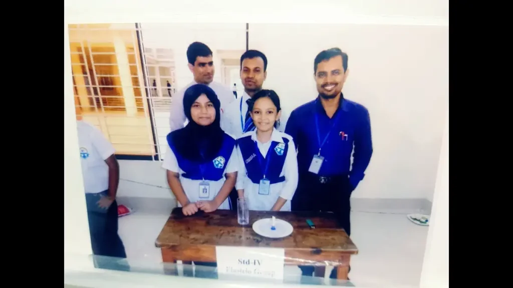 এ্যাংকরেজ স্কুলের বিজ্ঞান মেলায় ছাত্র-ছাত্রীদের পাশে আমি